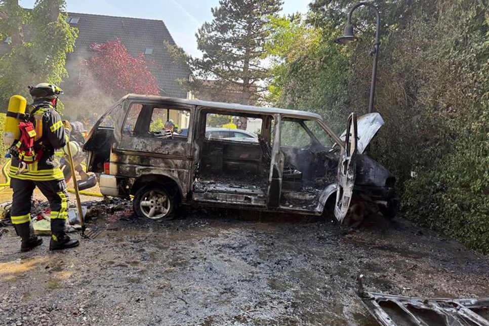 Der VW Bus brannte vollständig aus. (Foto: Feuerwehr Scharbeutz)