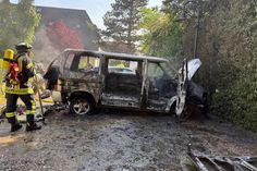 Der VW Bus brannte vollständig aus. (Foto: Feuerwehr Scharbeutz)