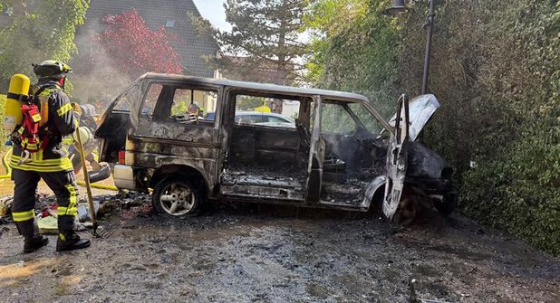 Der VW Bus brannte vollständig aus. (Foto: Feuerwehr Scharbeutz)