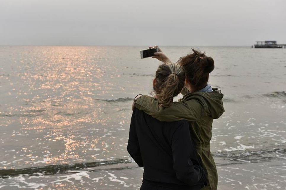 Ein Outdoor Escape Game: Eine digitale Schnitzeljagd durch Kellenhusen, die per Smartphone rätseln lässt.