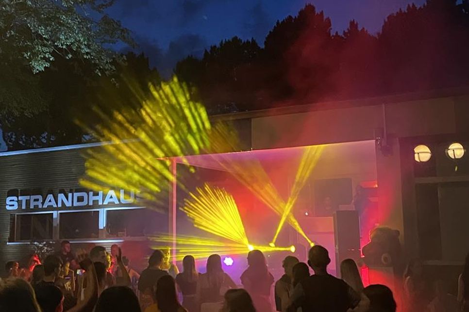 Coole Beats laden die junge Generation zum Tanzen und Mitsingen ein.