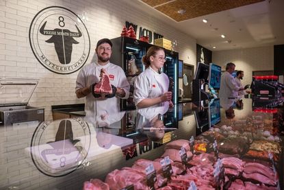 Fleischermeister Thorben Macke und Leonie Beuthin gehören zum Team, das bei Rewe Haase täglich berät, produziert und frisch kocht.
