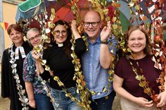 Pastorin Kristina Warnemünde, Prädikantin Katja Elstner, Pastorin Adela Jártimová, Prädikant Volker Hein und Pastorin Anne Smets (v. lks.) haben schon alles vorbereitet.