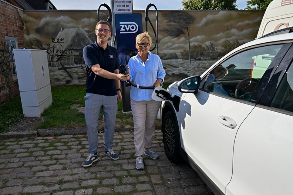 Bürgermeisterin Kirsten Sköries eröffnete die Anlage zusammen mit Vertreterinnen und Vertretern des ZVO.