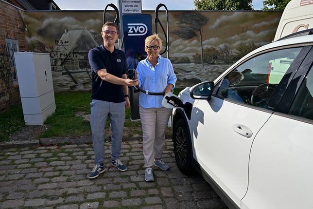 Bürgermeisterin Kirsten Sköries eröffnete die Anlage zusammen mit Vertreterinnen und Vertretern des ZVO.