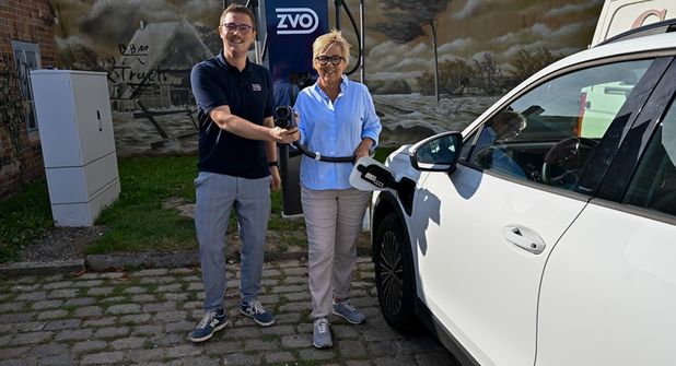Bürgermeisterin Kirsten Sköries eröffnete die Anlage zusammen mit Vertreterinnen und Vertretern des ZVO.