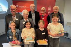 Die vier Siegerinnen gemeinsam mit der Jury.