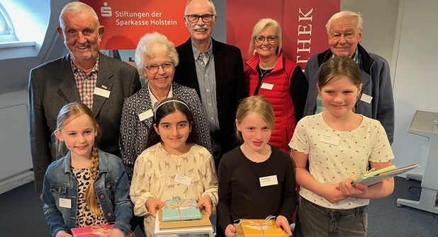 Die vier Siegerinnen gemeinsam mit der Jury.