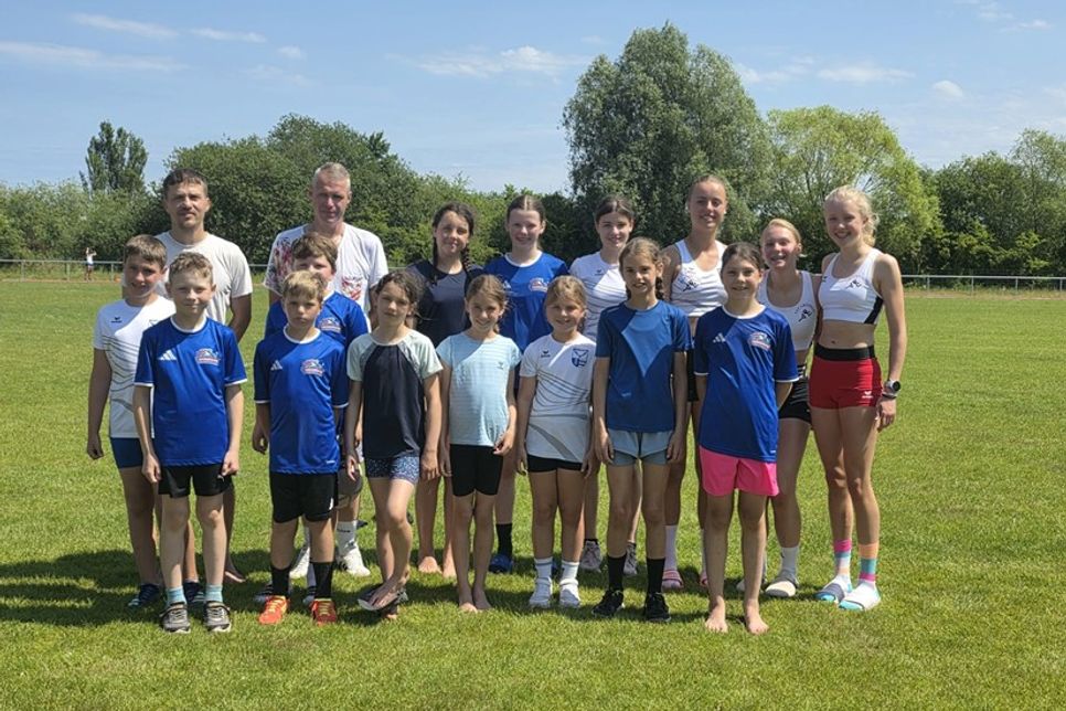 Hinten v. lks.: Sascha Herz, Carsten May, Helene Hillmann, Fenja Buttkus, Lisa Sömmer (TSV Grömitz), Jolina Behnke (TSV Grömitz), Gyde Janshen (TSV Grömitz), Donata von Ludowig (TSV Grömitz); vorne v.lks.: Bendix Schulz, Bosse Buttkus, Maximilian König, Pepe Ehrich, Elisabeth Hillmann, Antonie von Fallois, Jette Knorr, Hannelore Hillmann, Liv Buttkus.