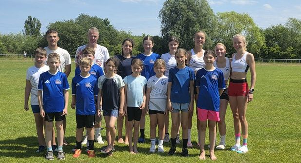 Hinten v. lks.: Sascha Herz, Carsten May, Helene Hillmann, Fenja Buttkus, Lisa Sömmer (TSV Grömitz), Jolina Behnke (TSV Grömitz), Gyde Janshen (TSV Grömitz), Donata von Ludowig (TSV Grömitz); vorne v.lks.: Bendix Schulz, Bosse Buttkus, Maximilian König, Pepe Ehrich, Elisabeth Hillmann, Antonie von Fallois, Jette Knorr, Hannelore Hillmann, Liv Buttkus.