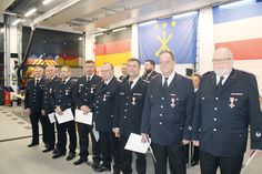 Die Geehrten nach ihrer Auszeichnung, ganz rechts Rolf Hensel, der seit 50 Jahren aktiven Feuerwehrdienst verrichtet.