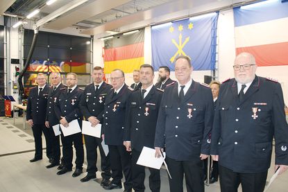 Die Geehrten nach ihrer Auszeichnung, ganz rechts Rolf Hensel, der seit 50 Jahren aktiven  Feuerwehrdienst verrichtet.