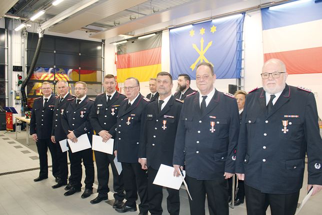 Die Geehrten nach ihrer Auszeichnung, ganz rechts Rolf Hensel, der seit 50 Jahren aktiven  Feuerwehrdienst verrichtet.