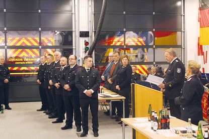 Insgesamt sechs Beförderungen nahm der Stellv. Kreiswehrführer  Lars Wellmann (am Rednerpult) vor.