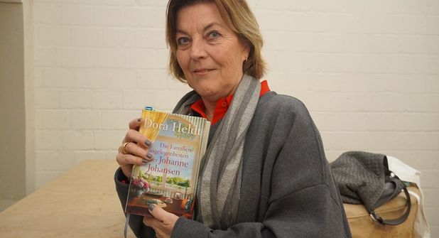 Dora Heldt präsentierte bei der Neustädter Kulturmatinee ihren aktuellen Roman „Die Familienangelegenheiten der Johanne Johansen“.