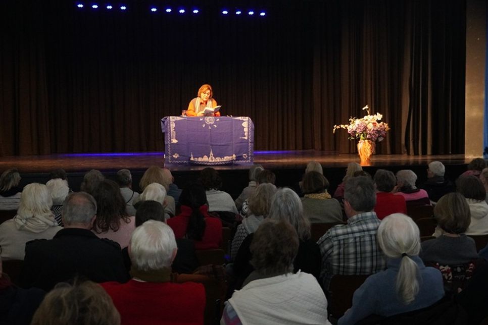 Blick aus dem Publikum: Dora Heldt liest bei der „Neustädter Kulturmatinee“.