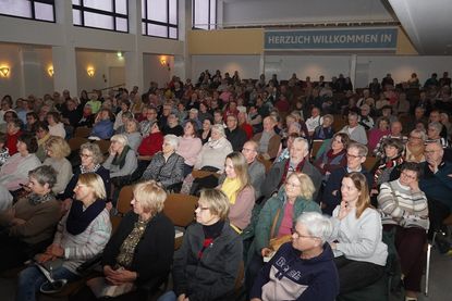 Über 200 Zuhörerinnen und Zuhörer füllten den Theatersaal der Jacob-Lienau-Schule.