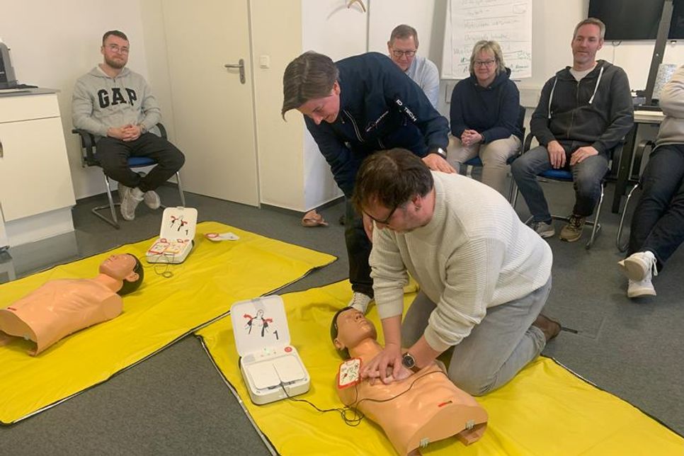 Besonders spannend war der Praxisteil, bei dem jeder einmal ausprobieren konnte, wie eine Herzdruckmassage durchzuführen ist.