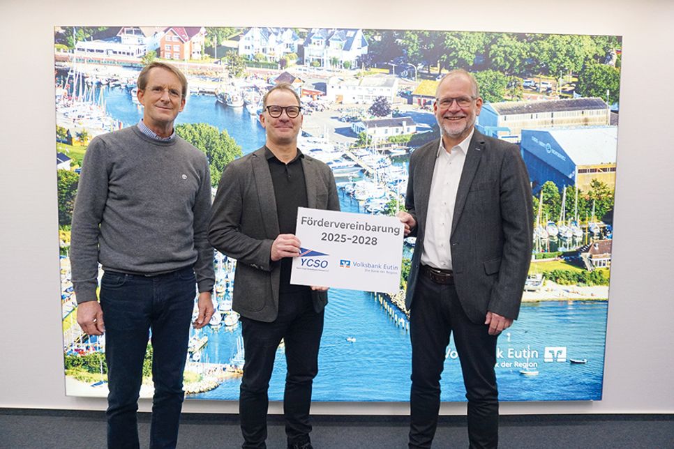 Jörn Grabbert, Vertriebsleiter der Volksbank Eutin (rechts), freut sich mit Ingmar Warnicke (links) und Michael Melzer (Mitte) vom Yacht Club Scharbeutz Ostsee über die neue Kooperation.