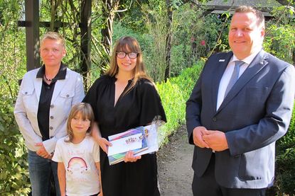 Als Innungsbeste schloss Denise-Lea Osswald (Bildmitte) bereits in der vorgezogenen Gesellenprüfung Winter 2024 ab. Mit auf dem Bild vom Freitag: Fachlehrerin Jenny Möller vom Berufsbildungszentrum Plön / Preetz und Obermeister Hauke Scheef. Gelernt hatte sie im Betrieb Adam Andreas Rösser, Klamp und freute sich über ein Buchgeschenk der Innung mit dem Titel „Die Symbolik der Farben“.
