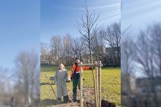 Katrin Petelkau von der Volksbank (links) und Christoph Dehn, Vorarbeiter der Hansestadt Lübeck, nach der Baumpflanzung im Orkneypark in Travemünde.