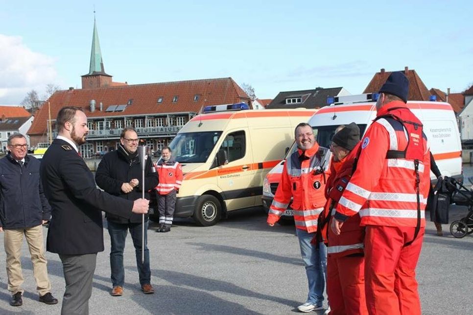 Kreisbereitschaftsleiter Robin Cyriacks nahm die Fackel entgegen.