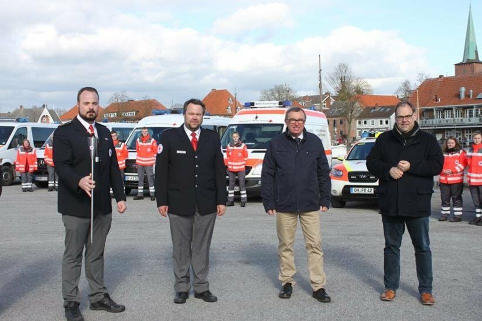 Kreisbereitschaftsleiter Robin Cyriacks, Bereitschaftsleiter Neustadt Christian Steffen, Präsident DRK Ostholstein Gerd Schuberth und Bürgermeister Mirko Spieckermann (v. lks.).