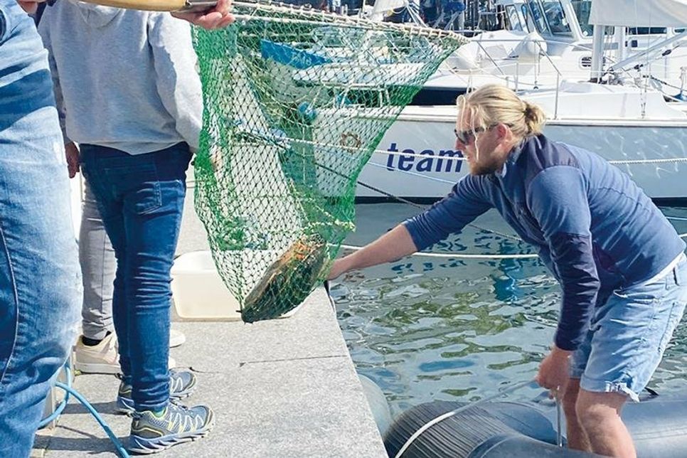 Segellehrer Jouri Clephas war auf einem Boot und mit Kescher bei der Rettungsaktion im Einsatz.