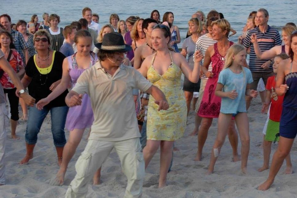 Salsa on the Beach (Copyright Rasoul Khalkhali).