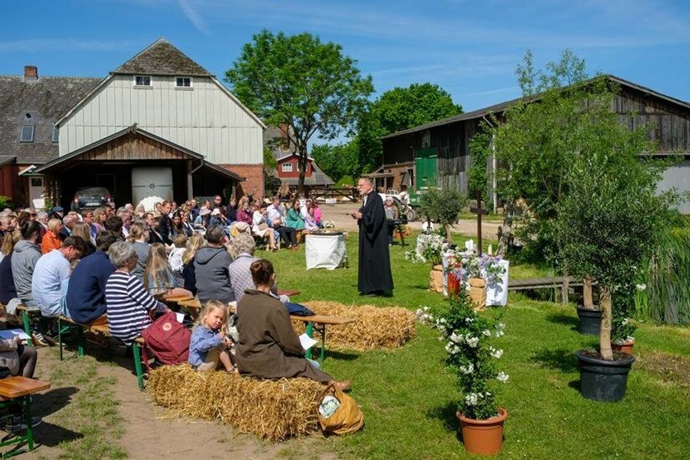 In diesem Jahr fand erstmalig ein Gottesdienst zu Pfingsten auf dem idyllischen Hofgelände statt. Besonders schön: Tochter Isa  Ósk wurde dabei getauft. (Foto: Reimo Schaaf)