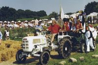 Ulli Deicke mit dem "Trecker-Taxi".