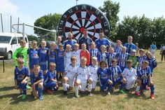 Die Mannschaften der F- und E-Jugend des TSV Lensahn vor der neuen Fußball-Dartscheibe.