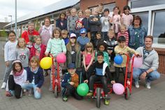Ein Teil der Insel-Kinder mit der DRK-Vorsitzenden Ingrid Graaf, der Fördervereins-Vorsitzenden Nicole Paustian, Insel-Leitung Christel Albrecht und dem stellvetrtenden Schulleiter Matthias Thomas bei der Spendenübergabe.
