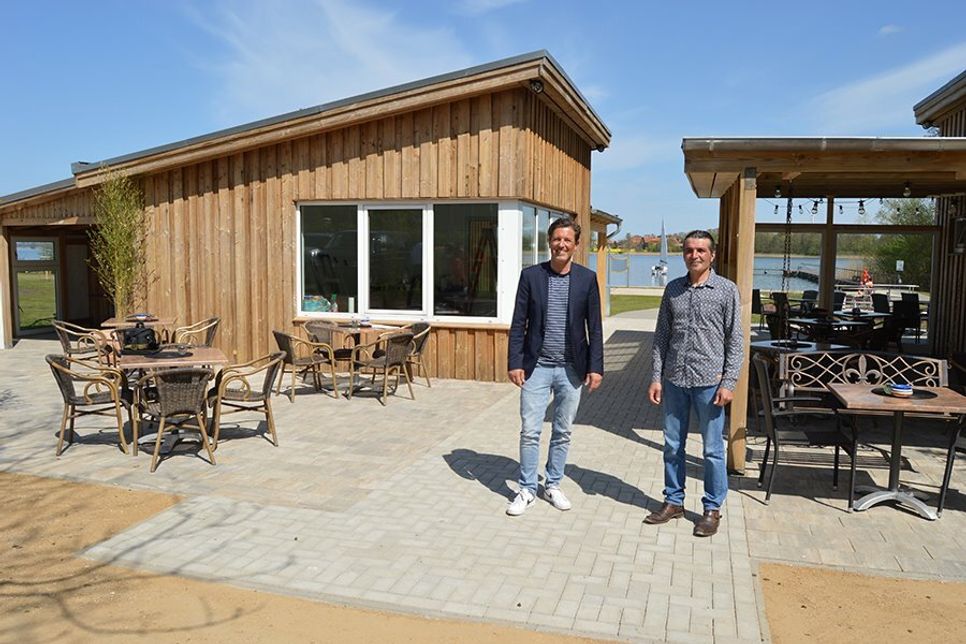 Ratekaus Bürgermeister Thomas Keller (l.) mit dem neuen Pächter Khalat Buza auf der neuen Kiosk-Terrasse.