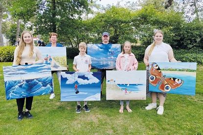 Gruppenfoto mit den Gewinnerinnen und Gewinnern der einzelnen Kategorien (von links): Hannah Jantzen, Christine Löwa, Jelle Westen, Björn Kirste, Maja Clausen und Projektleiterin Lale Schoenberg, stellvertretend für Alexandra und Christina Krüger.