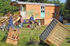 Kaum zu glauben: Mit viel Liebe haben die Kinder des Waldkindergartens ihm Frühjahr ihre Beete bestellt. Mit einer „vandalistischen“ Aktion haben ihnen Mönkeberger den Ernteerfolg über Nacht zerstört.