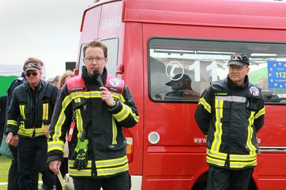 Ortswehrführer Jacob Revenstorf (lks.) und Jörg Schemmer begrüßten die Teilnehmer auf der Uferwiese.