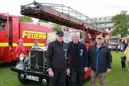 Die Drehleiter aus dem Jahr 1936 befindet sich in Privatbesitz von Jürgen Klingenberg (lks.), der sie aufwendig restauriert und gemeinsam mit seinen Kameraden von der Freiwilligen Feuerwehr Nordersted-Friedrichsgabe am Samstag präsentierte.
