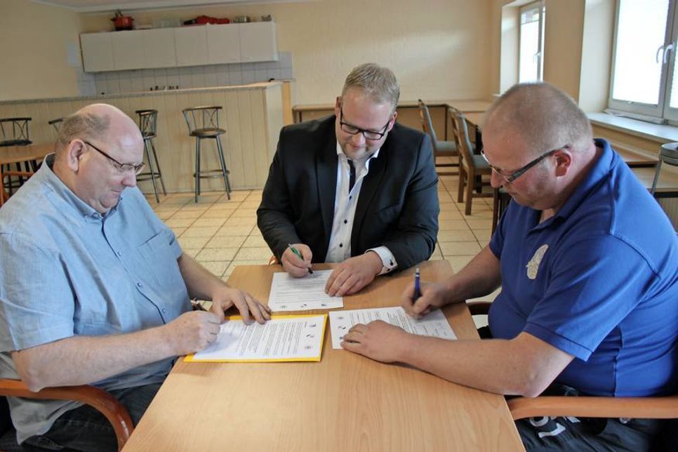 Jörg Henkel, 1. Vorsitzender TSV Neustadt, Timo Heesch, 1. Vorsitzender SV Schashagen-Pelzerhaken und Andreas Grell, 2. Vorsitzender BCG Altenkrempe (v. lks.) bei der Vertragsunterschrift.