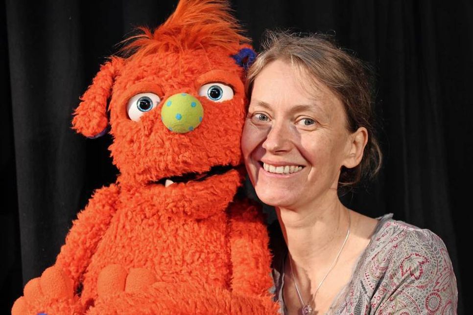 Dörte Lowitz gehört seit 2002 zum Figurentheater Wolkenschieber. Zusammen mit ihrem Mann Marc Lowitz schreibt und entwickelt sie Theaterstücke für Kinder.