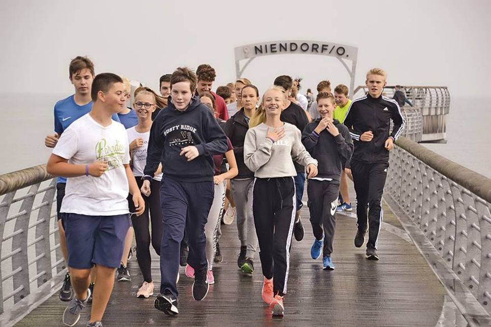 Die Klassen 10a und 10b starten von der Niendorfer Seebrücke in ihr „Laufwunder&amp;quot;. (Foto: René Kleinschmidt)