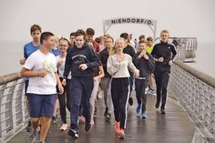 Die Klassen 10a und 10b starten von der Niendorfer Seebrücke in ihr „Laufwunder&amp;quot;. (Foto: René Kleinschmidt)