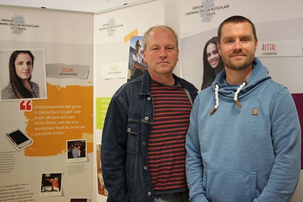 Mano Salokat (lks.) und Danny Seidel von der Koordinierungs- und Fachstelle des Bundesprogramms „Demokratie leben!“ präsentieren die Ausstellung.
