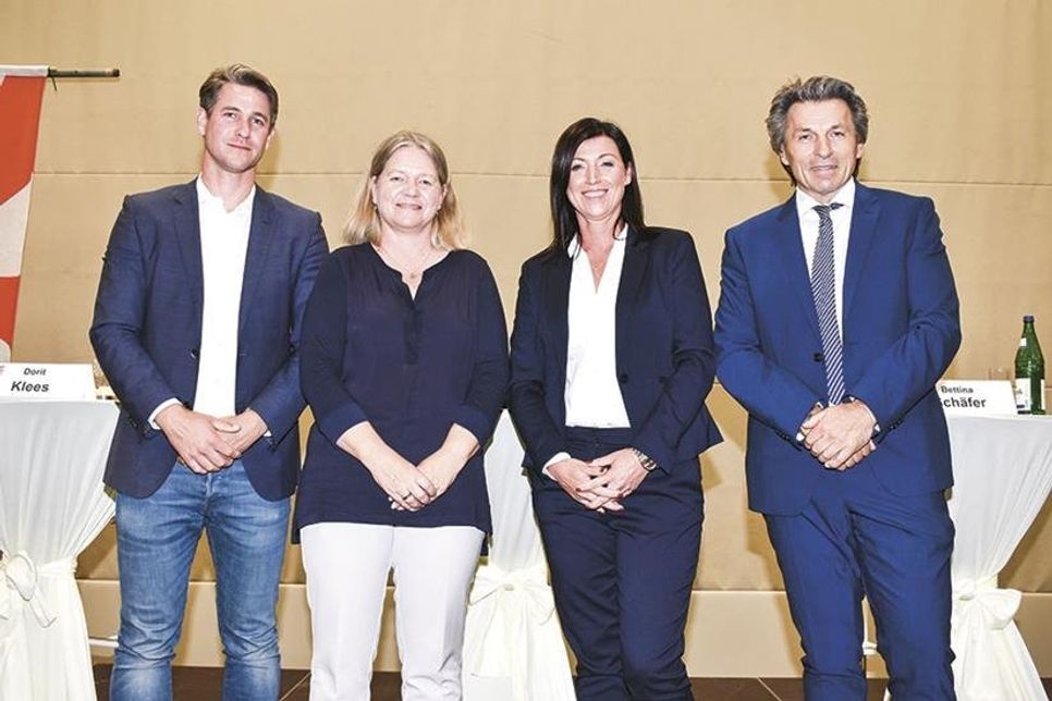 Die Bürgermeisterkandidaten Steffen Davids (von links), Dorit Klees, Bettina Schäfer und Andreas Zimmermann nach der ersten Vorstellungsrunde in der Pönitzer Sporthalle.