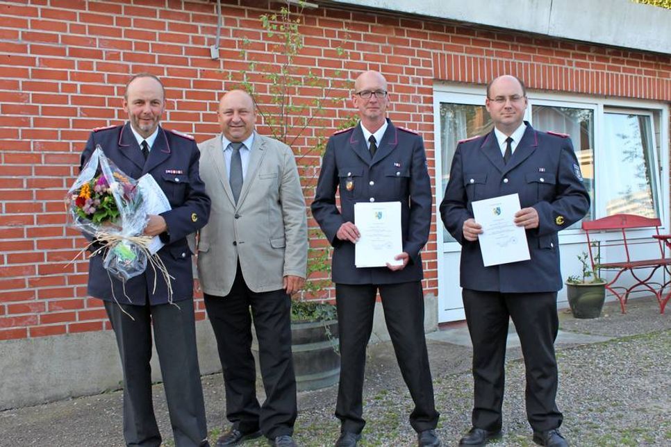 Ehrengemeindewehrführer Ulrich Sundermeyer, Bürgermeister Hartwig Bendfeldt, der neue Gemeindewehrführer Heiko Grapengeter und der stellvertretende Gemeindewehrführer Bastian Bendfeldt (v. lks.).