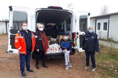 Freuen sich über die gelungene Weihnachtsaktion (v.l.): Kai Beckmann (Sanitäter), Birgit Clemens (1. DRK-Vorsitzende), Andreas Schacht (Sprecher der Beschenkten) und Monika Skerat (2. DRK-Vorsitzende).