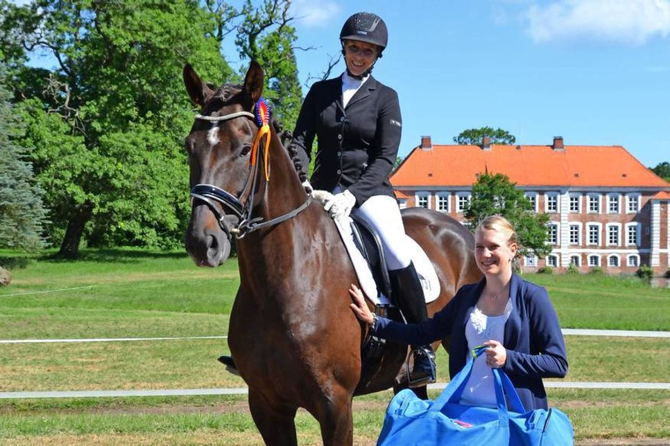 Verena Schöne auf Deveraux W und Corinna Evers bei der Ehrenpreisübergabe.