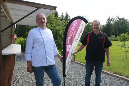 Joachim Sager (re., Catering Kojendiek) übernimmt zum 30. Juni das Spanferkelessen von Thomas Rocksien (Restaurant Zur Düne).