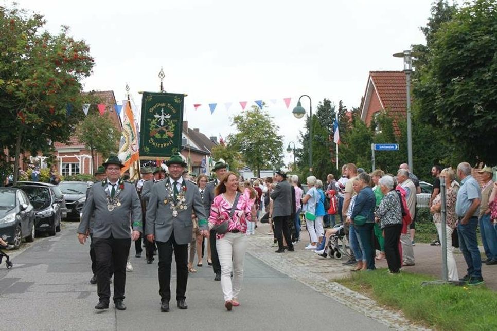 Der Festumzug wurde von König Michael Klemp (Michael I., Mi.) und der neuen Fahne, die extra zum Jubiläum angefertigt wurde, angeführt.