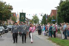 Der Festumzug wurde von König Michael Klemp (Michael I., Mi.) und der neuen Fahne, die extra zum Jubiläum angefertigt wurde, angeführt.